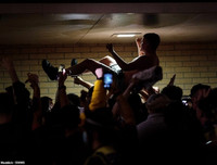 [ẢNH] CĐV ăn mừng điên cuồng, đập phá ô tô khi Leeds United lên hạng