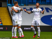 [ẢNH] CĐV ăn mừng điên cuồng, đập phá ô tô khi Leeds United lên hạng