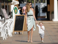 [ẢNH] Người mẫu vợ cựu sao tuyển Anh khoe dáng ngọc trên bãi biển