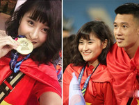 [ẢNH] Tiền vệ Huy Hùng nắm chặt tay bạn gái khi đi nhận thưởng 1 tỷ đồng