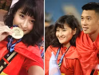 [ẢNH] Tiền vệ Huy Hùng nắm chặt tay bạn gái khi đi nhận thưởng 1 tỷ đồng