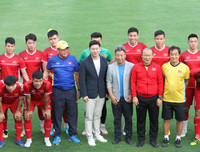 [ẢNH] Phan Văn Đức tươi rói cùng đồng đội hướng tới bán kết lượt về