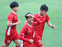 [ẢNH] Phan Văn Đức tươi rói cùng đồng đội hướng tới bán kết lượt về