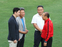 [ẢNH] Phan Văn Đức tươi rói cùng đồng đội hướng tới bán kết lượt về