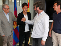 [ẢNH] Thần đồng bóng đá Nhật Bản rạng ngời ra mắt Barca
