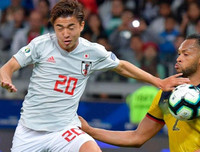 [ẢNH] Thần đồng bóng đá Nhật Bản rạng ngời ra mắt Barca