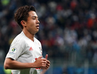 [ẢNH] Thần đồng bóng đá Nhật Bản rạng ngời ra mắt Barca