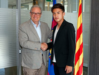 [ẢNH] Thần đồng bóng đá Nhật Bản rạng ngời ra mắt Barca