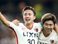 [ẢNH] Thần đồng bóng đá Nhật Bản rạng ngời ra mắt Barca