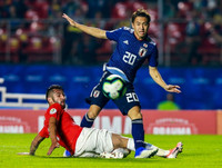 [ẢNH] Thần đồng bóng đá Nhật Bản rạng ngời ra mắt Barca