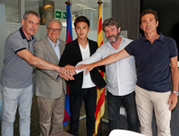 [ẢNH] Thần đồng bóng đá Nhật Bản rạng ngời ra mắt Barca