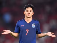 [ẢNH] Tự tin thái quá, HLV Indonesia chỉ biết ôm mặt khi thua đậm Thái Lan