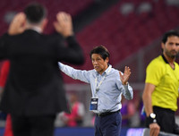 [ẢNH] Tự tin thái quá, HLV Indonesia chỉ biết ôm mặt khi thua đậm Thái Lan