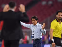 [ẢNH] Tự tin thái quá, HLV Indonesia chỉ biết ôm mặt khi thua đậm Thái Lan