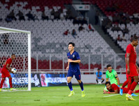 [ẢNH] Tự tin thái quá, HLV Indonesia chỉ biết ôm mặt khi thua đậm Thái Lan