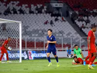 [ẢNH] Tự tin thái quá, HLV Indonesia chỉ biết ôm mặt khi thua đậm Thái Lan