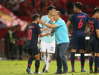 [ẢNH] 'Messi Việt' hội ngộ 'Messi Thái' sau trận hòa không bàn thắng