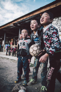 [Ảnh] Những khoảnh khắc ấn tượng về gia đình trên khắp thế giới