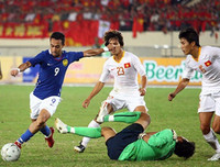 [ẢNH] Ngay cả Tấn Trường, Phí Minh Long cũng không tệ hại như Karius của Liverpool