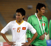 [ẢNH] Ngay cả Tấn Trường, Phí Minh Long cũng không tệ hại như Karius của Liverpool