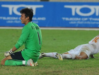 [ẢNH] Ngay cả Tấn Trường, Phí Minh Long cũng không tệ hại như Karius của Liverpool