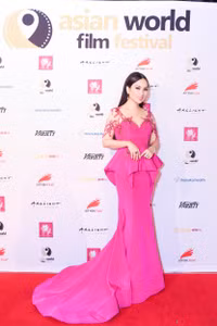 Hà Phương lộng lẫy sánh vai với dàn sao Hollywood