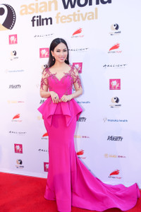 Hà Phương lộng lẫy sánh vai với dàn sao Hollywood