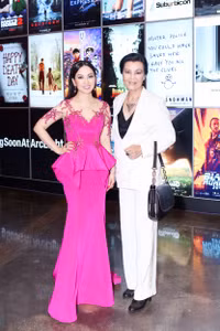 Hà Phương lộng lẫy sánh vai với dàn sao Hollywood