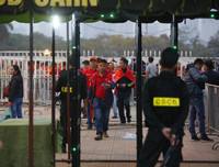 [ẢNH] Hàng rào thép gai dựng ngoài sân Mỹ Đình trước trận Việt Nam đấu UAE