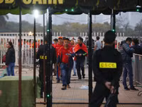 [ẢNH] Hàng rào thép gai dựng ngoài sân Mỹ Đình trước trận Việt Nam đấu UAE