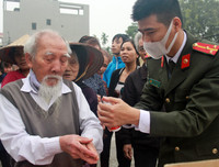 [ẢNH] Người dân Hạ Mỗ hứng khởi nhận 1.600 chai nước rửa tay khô miễn phí