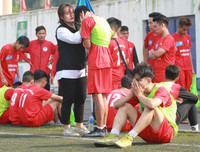 [ẢNH] Nữ CĐV lau nước mắt, an ủi cầu thủ Thạch Bàn sau thất bại