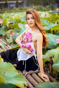 [Ảnh] Dân mạng mê mẩn với bộ ảnh của cô gái Tây chụp bên đầm sen