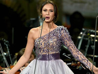 [ẢNH] Nữ danh ca xinh như mộng được săn đón ở khai mạc World Cup 2018