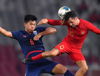 [ẢNH] Tự tin thái quá, HLV Indonesia chỉ biết ôm mặt khi thua đậm Thái Lan