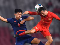 [ẢNH] Tự tin thái quá, HLV Indonesia chỉ biết ôm mặt khi thua đậm Thái Lan