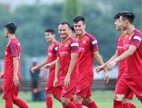 [ẢNH] Tạm thoát nỗi buồn ở Bỉ, Công Phượng vui vẻ tập cùng ĐT Việt Nam