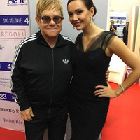 [ẢNH] Nữ danh ca xinh như mộng được săn đón ở khai mạc World Cup 2018