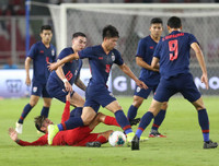 [ẢNH] Tự tin thái quá, HLV Indonesia chỉ biết ôm mặt khi thua đậm Thái Lan