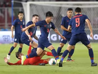 [ẢNH] Tự tin thái quá, HLV Indonesia chỉ biết ôm mặt khi thua đậm Thái Lan