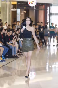 Xuất hiện gương mặt giống hệt Hoàng Thùy