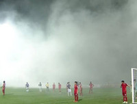 [ẢNH] Trận Hà Nội - Hải Phòng gián đoạn vì pháo sáng của cổ động viên quá khích