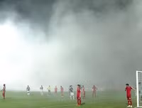 [ẢNH] Trận Hà Nội - Hải Phòng gián đoạn vì pháo sáng của cổ động viên quá khích