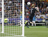 [ẢNH] Ngay cả Tấn Trường, Phí Minh Long cũng không tệ hại như Karius của Liverpool