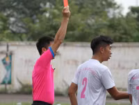 [ẢNH] Nhận 2 thẻ đỏ, THPT Vinschool đánh rơi chiến thắng