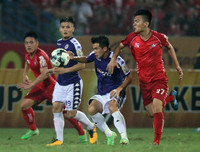 [ẢNH] Trận Hà Nội - Hải Phòng gián đoạn vì pháo sáng của cổ động viên quá khích