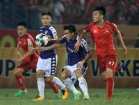 [ẢNH] Trận Hà Nội - Hải Phòng gián đoạn vì pháo sáng của cổ động viên quá khích