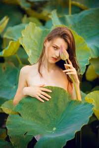 [Ảnh] Dân mạng mê mẩn với bộ ảnh của cô gái Tây chụp bên đầm sen