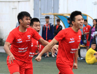 [ẢNH] THPT Dương Xá vượt qua THPT Nguyễn Tất Thành sau bữa tiệc bóng đá