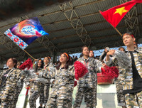 [ẢNH] Dàn cổ động viên 600 người gây ấn tượng khán đài Tây Hồ